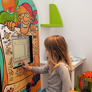 Kinder in der Spielecke im Wartezimmer bei Zahnarzt Dr. Feld